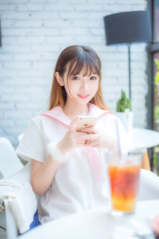 “告诉那些世家，我军承诺，入蜀之后，对世家一定秋毫无犯，更不会动他们如今拥有的利益，甚至还会做出一些让步！”想了想，诸葛亮又补了一句。